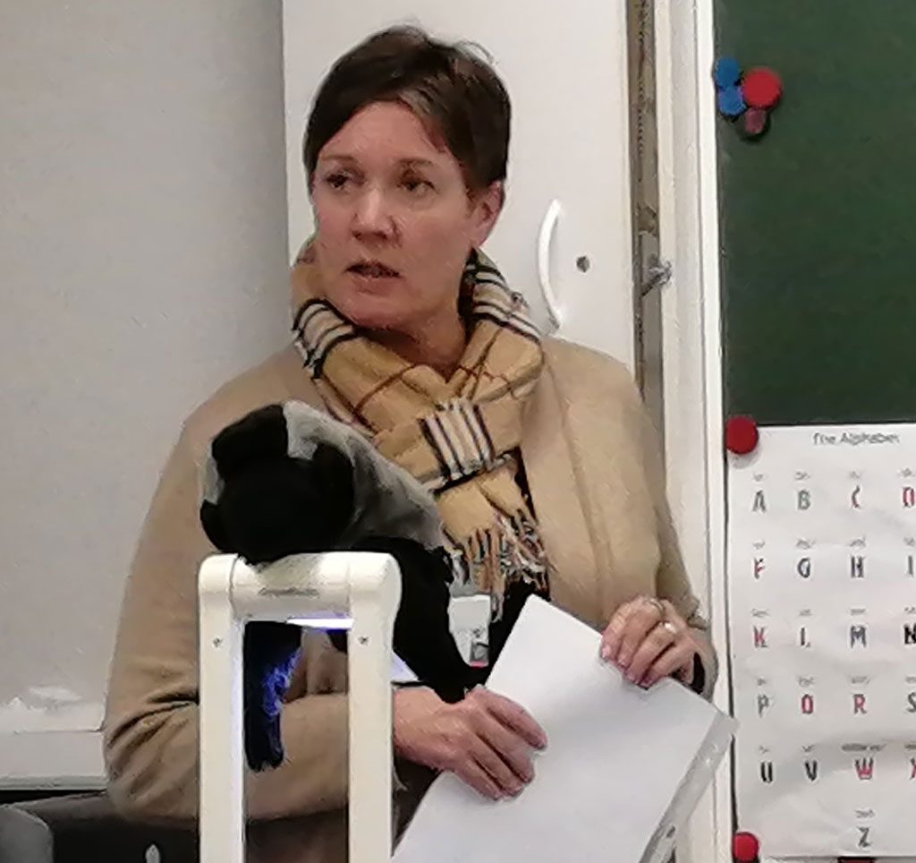 Rehtori Kati Pohjanmaa esitteli Urheilupuiston koulun järjestyssääntöjä